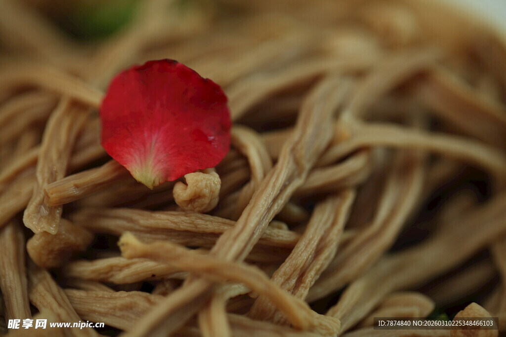 玫瑰点缀的美味荞麦面