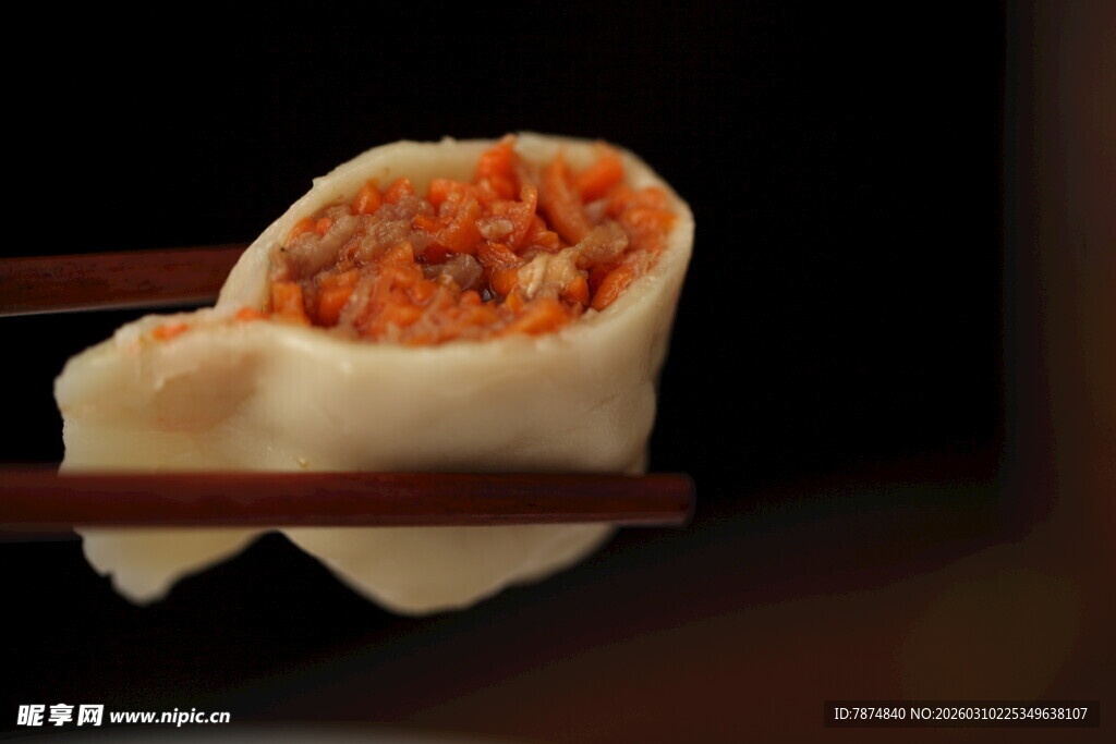 筷子夹起的美味馅料饺子