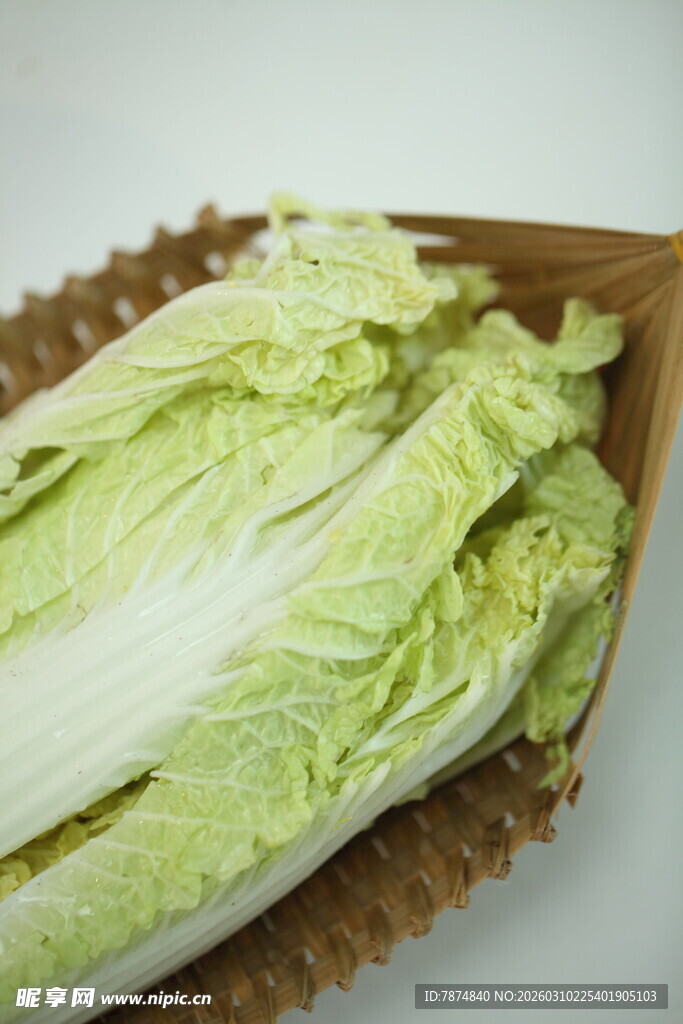 竹篮中的鲜嫩大白菜