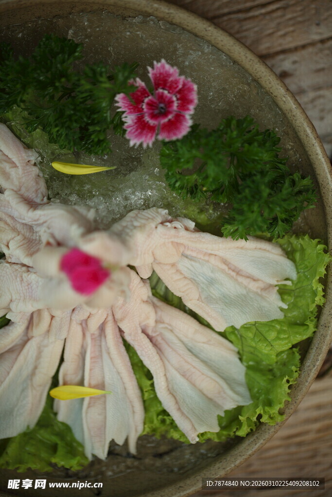 精致摆盘的特色生鱼片