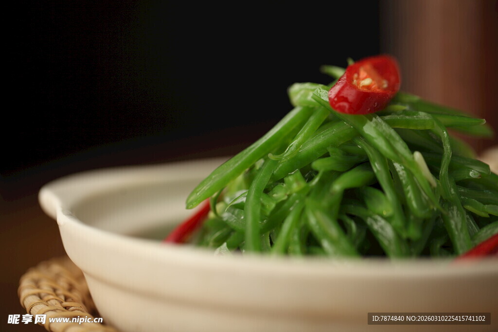 翠绿豆角配红椒