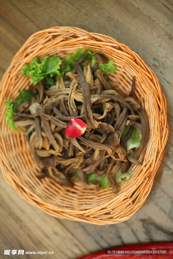 竹篮盛装的美味荞麦凉面