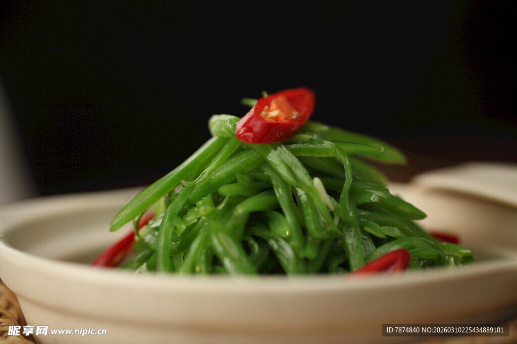 翠绿豆角配红椒点缀