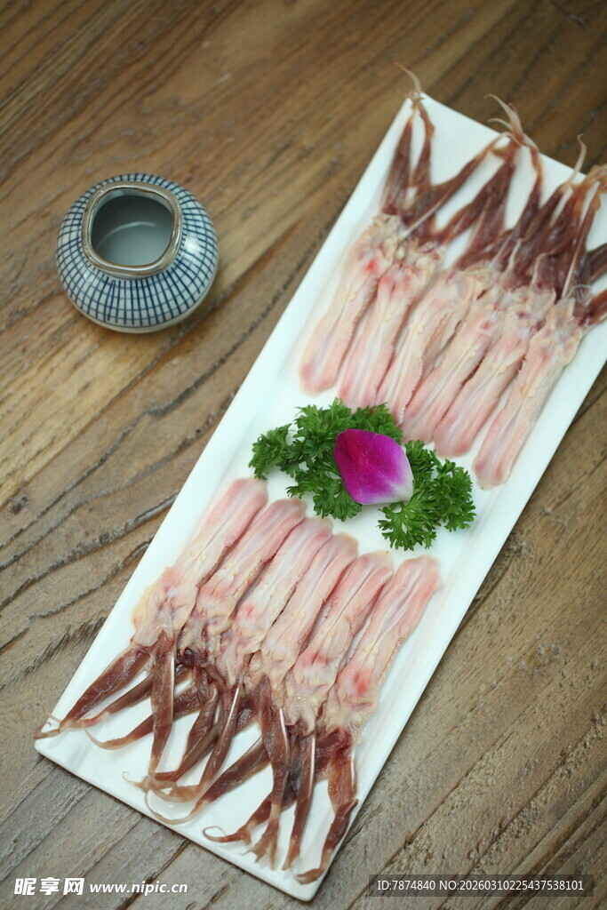 鲜鱿鱼须摆盘 色泽诱人