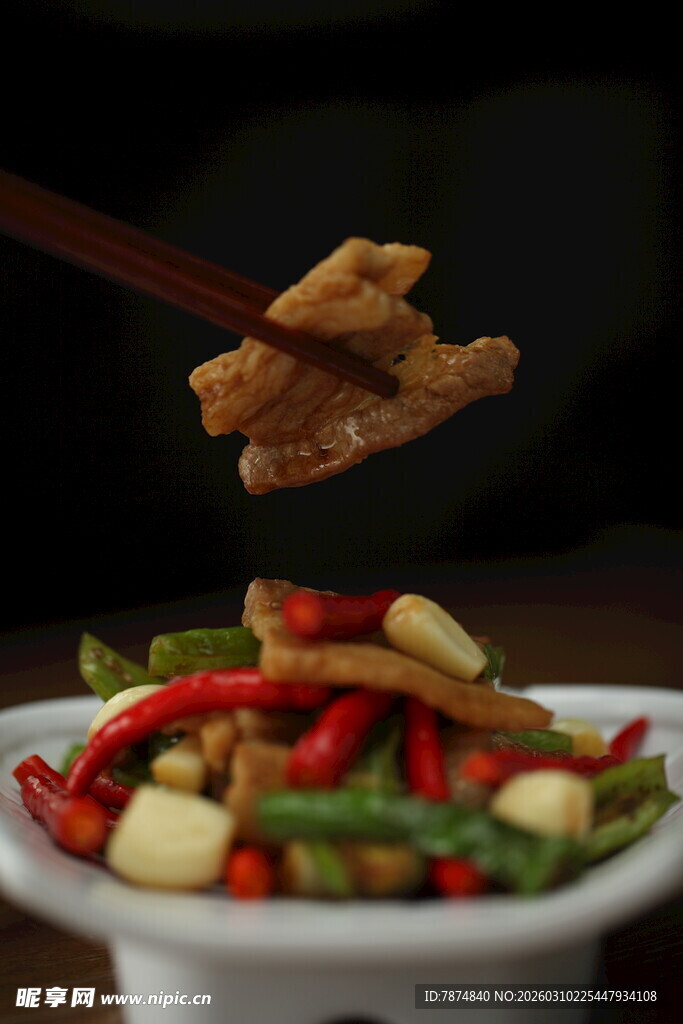 筷子夹起美味炒蔬菜