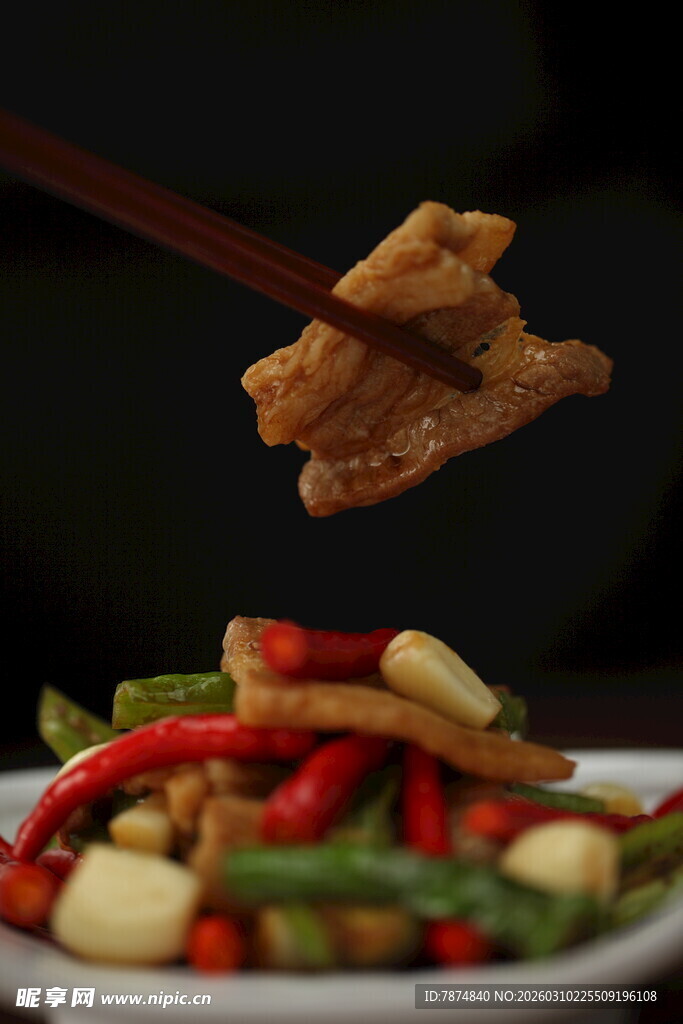 美味小炒肉片被筷子夹起