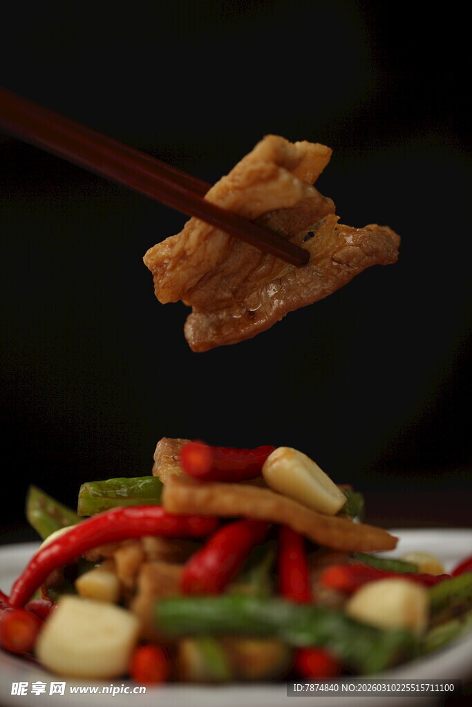 筷子夹起美味小炒