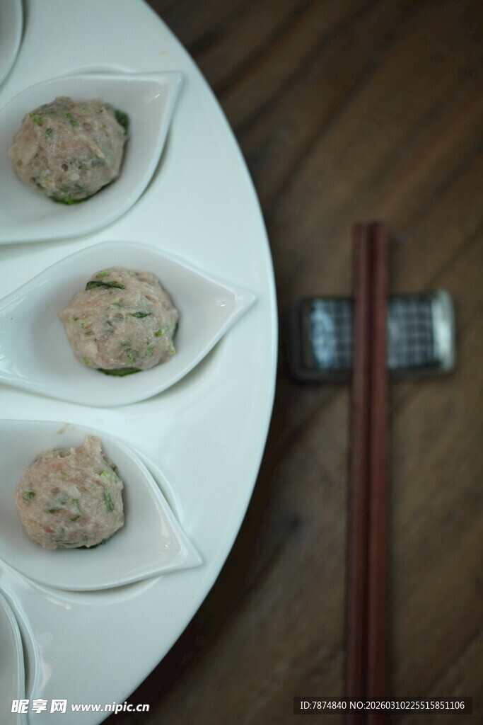 精致盘中肉丸配筷子