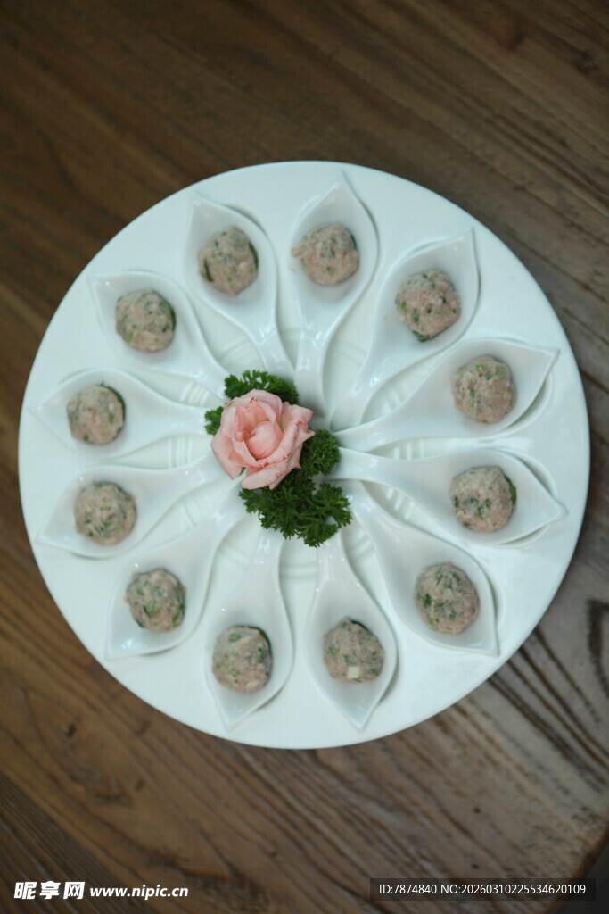 精致摆盘的美味小笼包