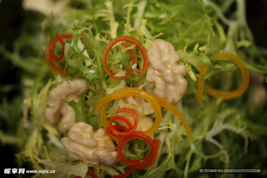 色彩缤纷的虾仁蔬菜沙拉