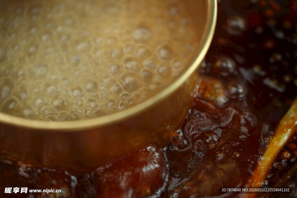 铜锅中翻滚的诱人汤汁