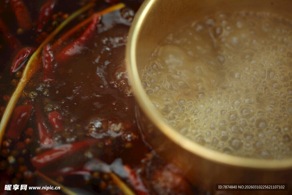 铜锅涮煮的新鲜红辣椒