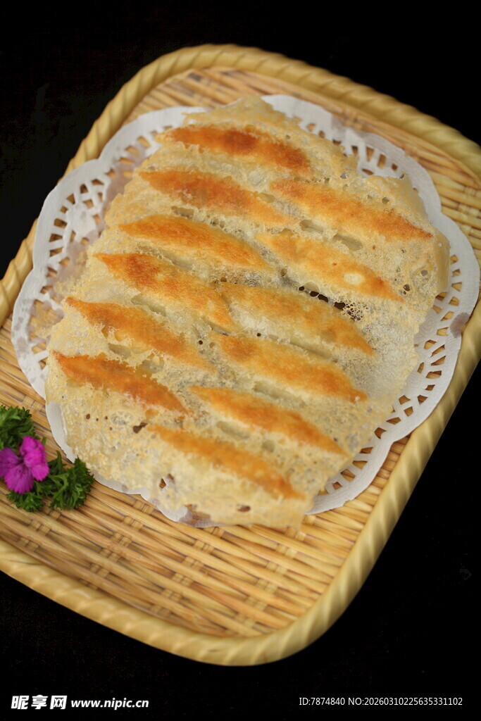 香酥芝麻饼置于竹篮中