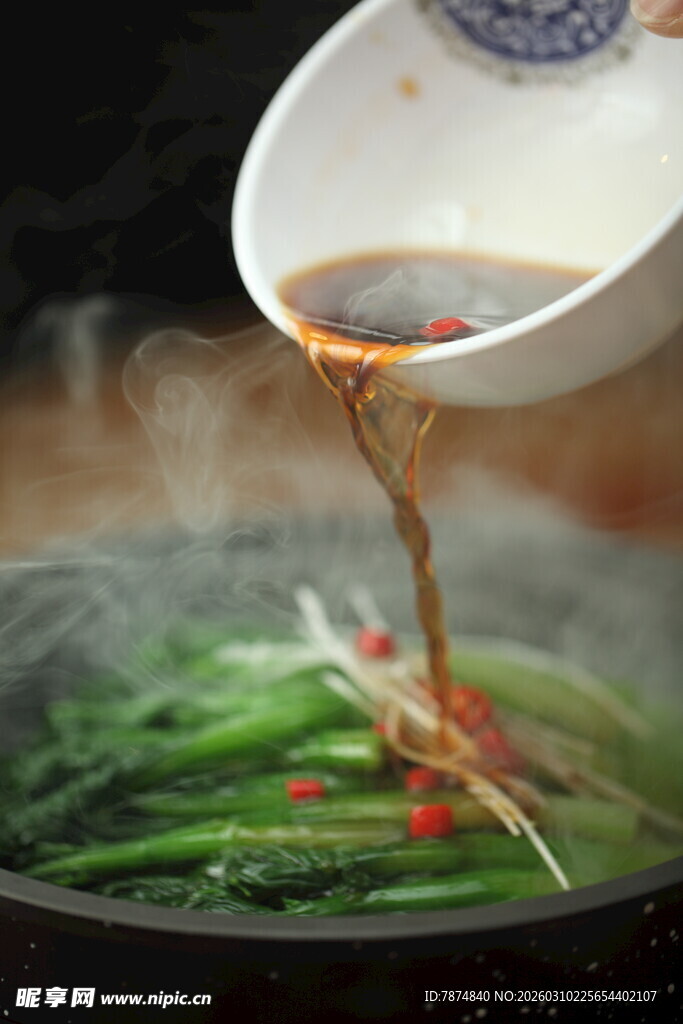 青菜浇汁瞬间