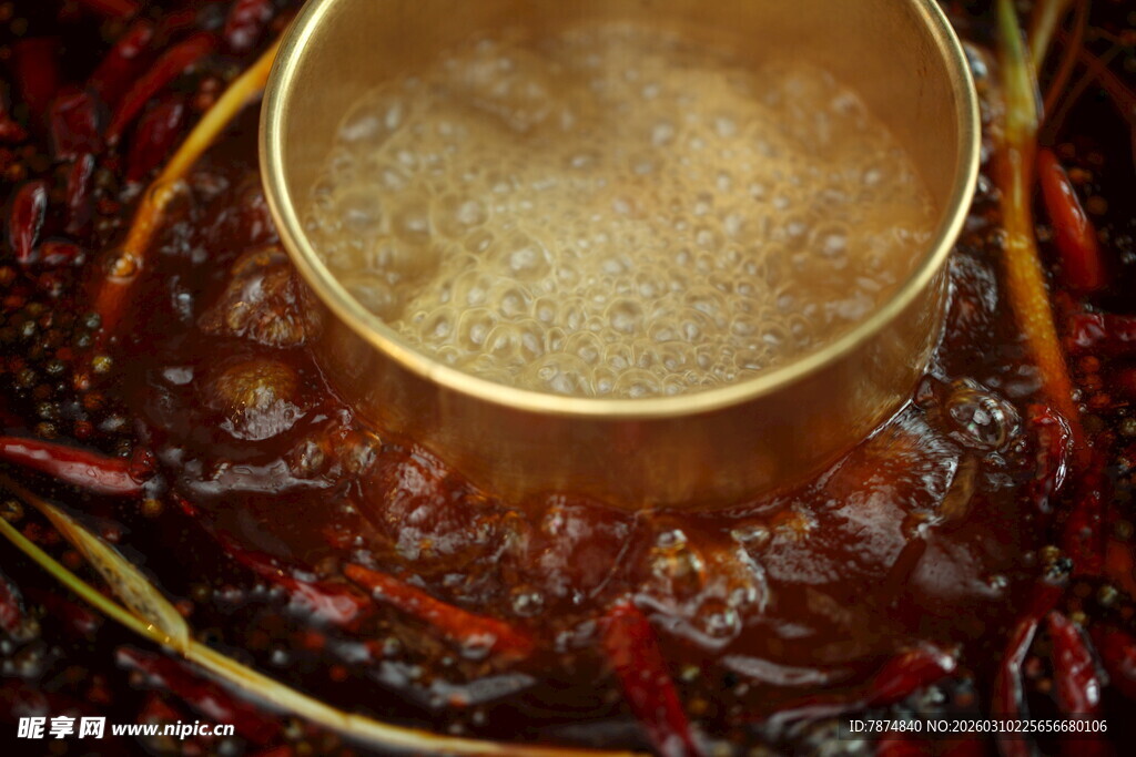 热气腾腾的红油火锅