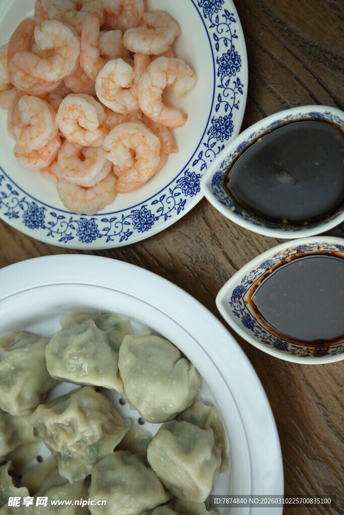 虾仁饺子配蘸料