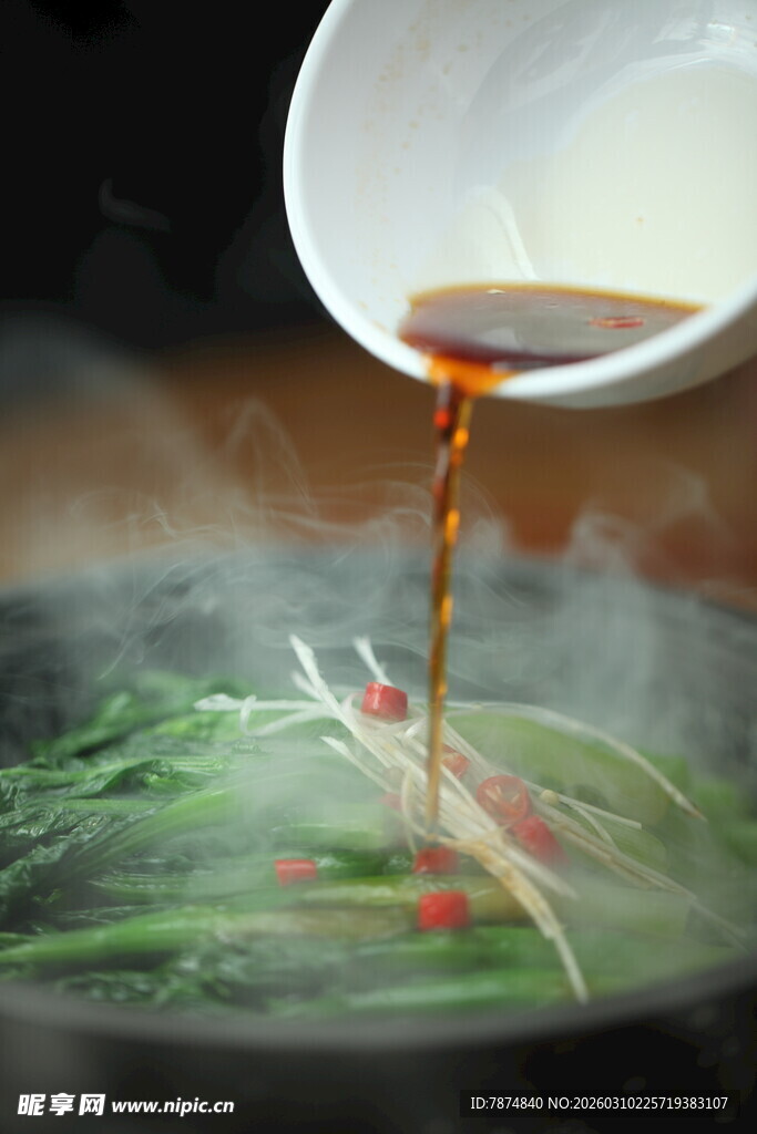 酱油浇淋翠绿蔬菜