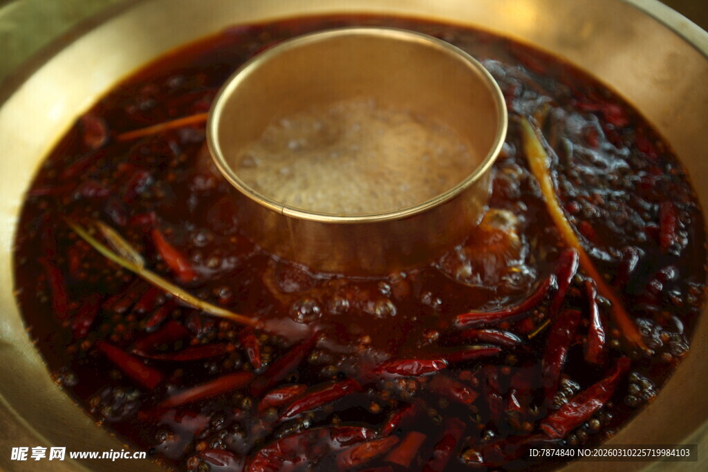 红亮诱人的特色火锅锅底
