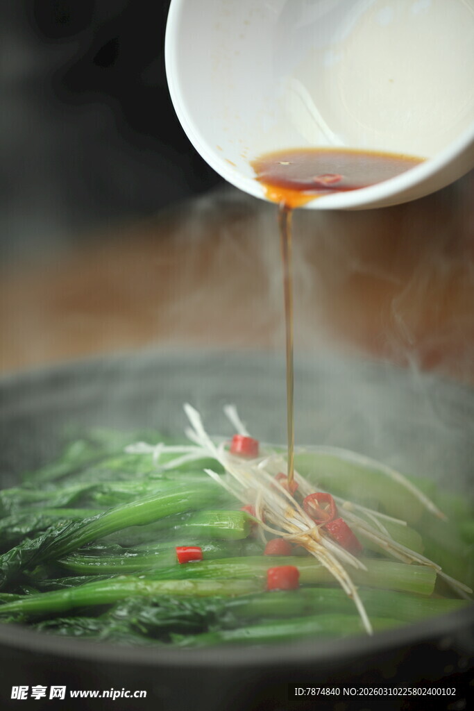 青菜浇汁瞬间