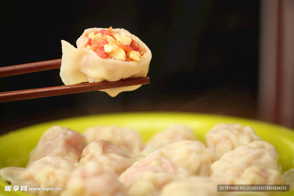 筷子夹起美味虾肉馄饨