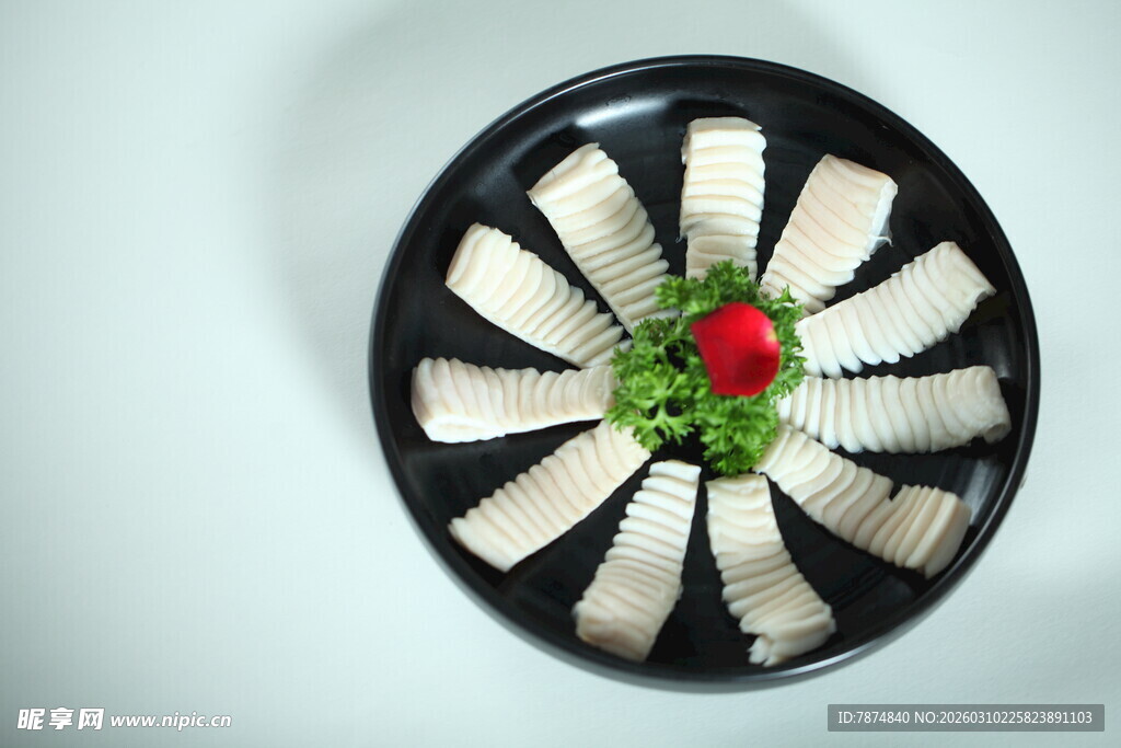 精致摆盘的美味糕点