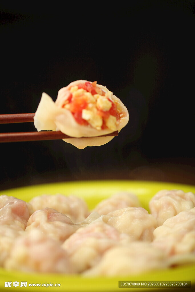 筷子夹起美味虾肉馄饨