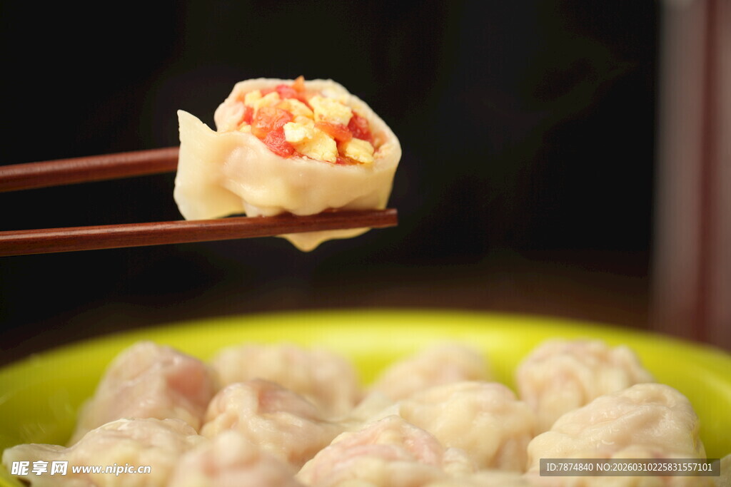 筷子夹起美味饺子