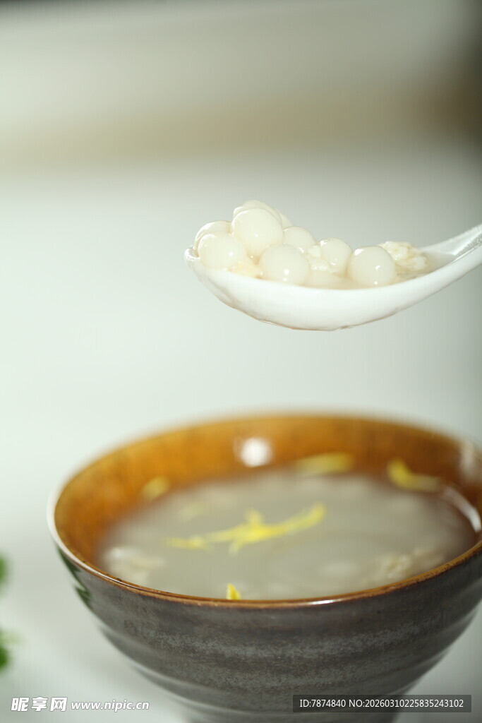 瓷碗盛汤 勺舀米粒