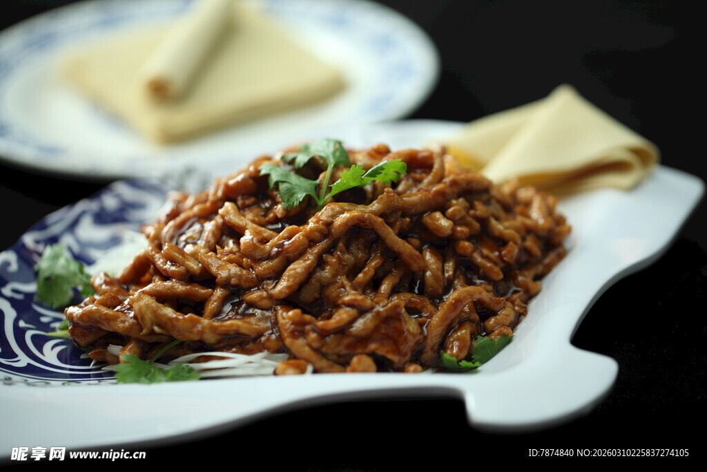 美味手撕肉丝摆盘中