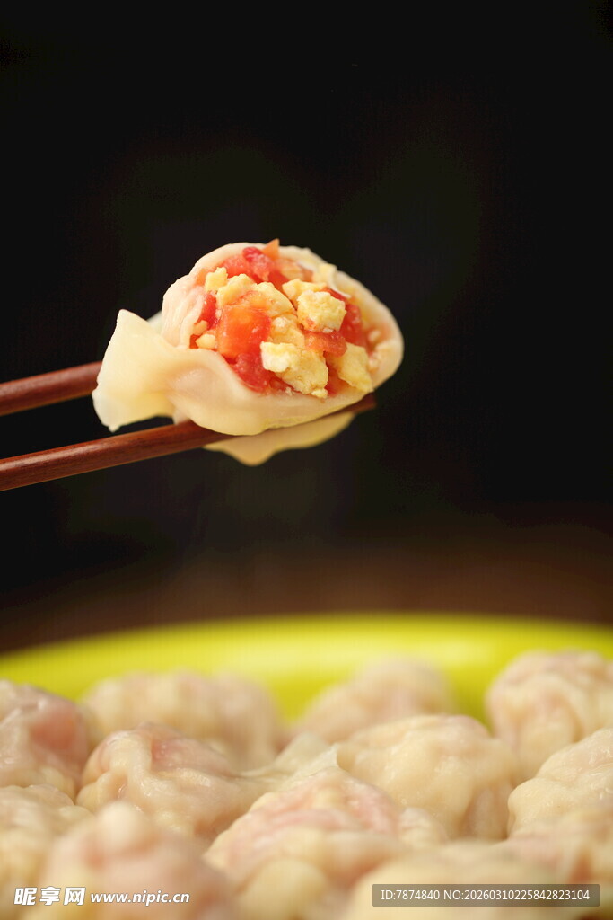 筷子夹起的美味饺子