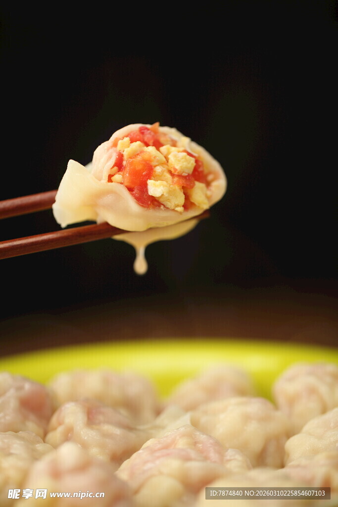 筷子夹起的美味饺子