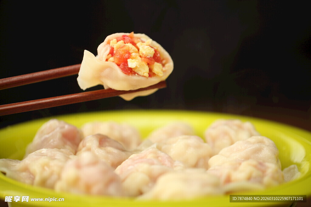 筷子夹起虾饺特写