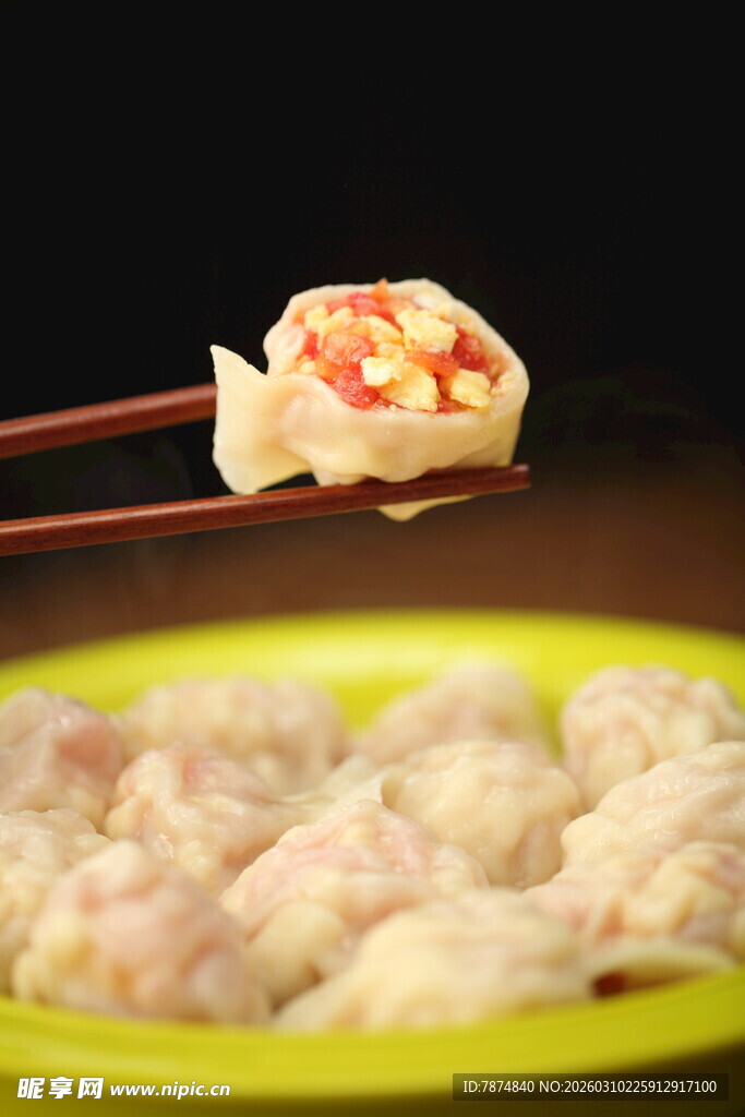 筷子夹起的美味饺子