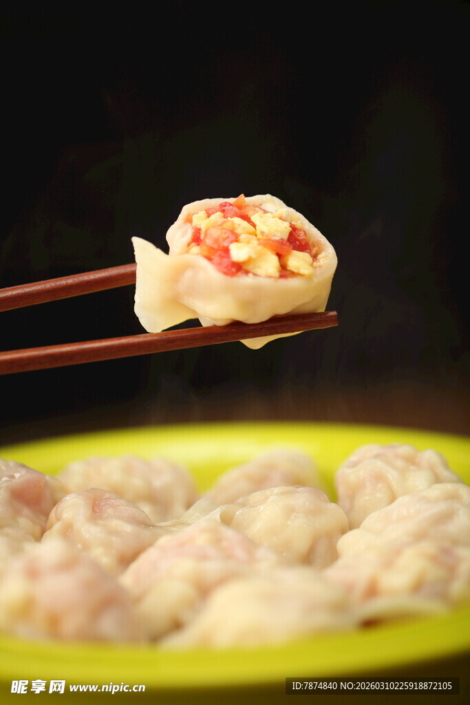 筷子夹起美味饺子