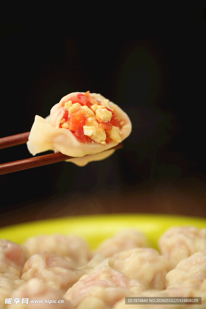 筷子夹饺子特写