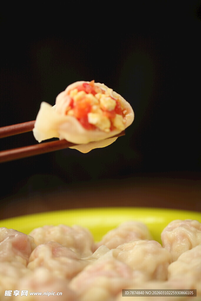 筷子夹起美味饺子