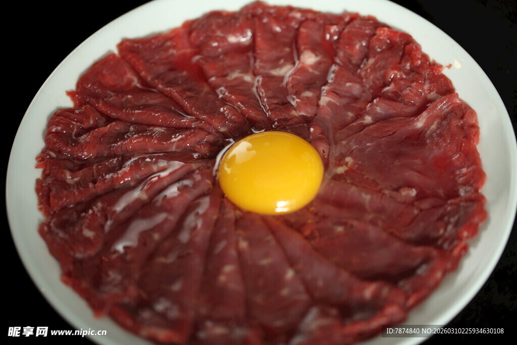 生牛肉配蛋黄摆盘