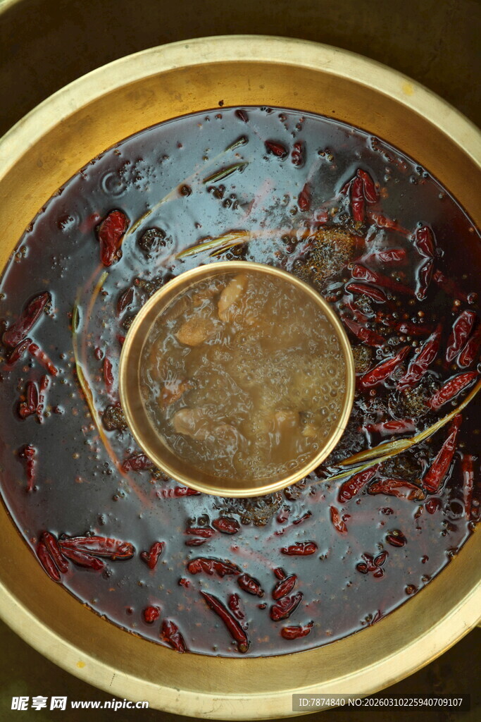 铜盆内盛放的红色干辣椒