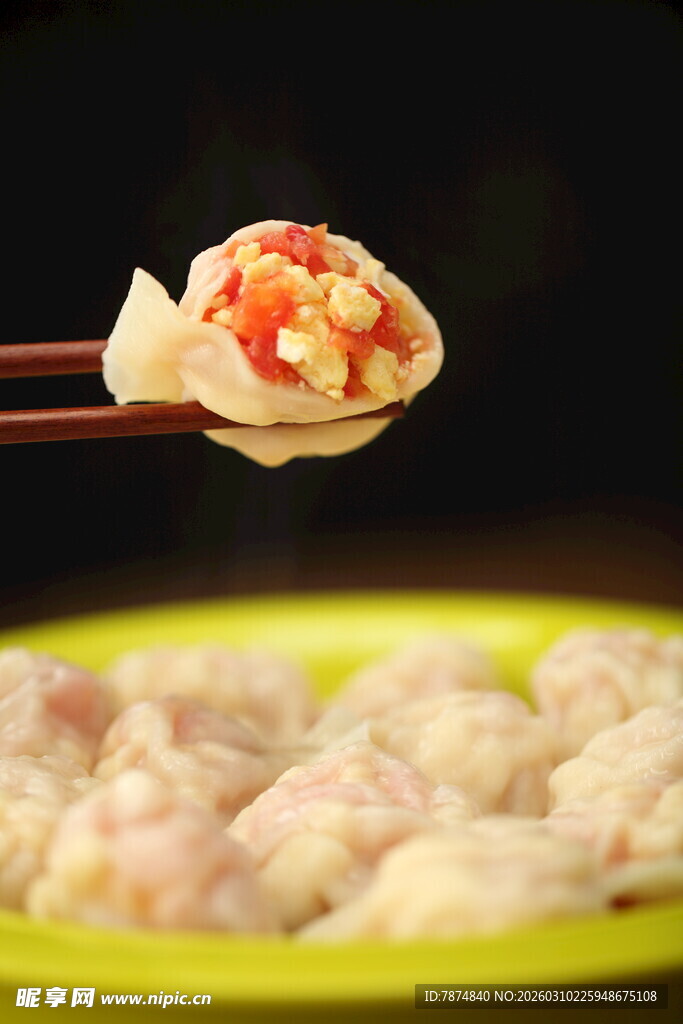 筷子夹起美味饺子