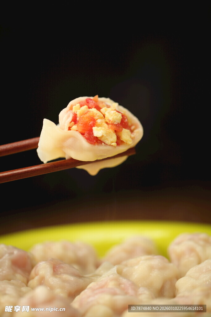 筷子夹起的美味饺子