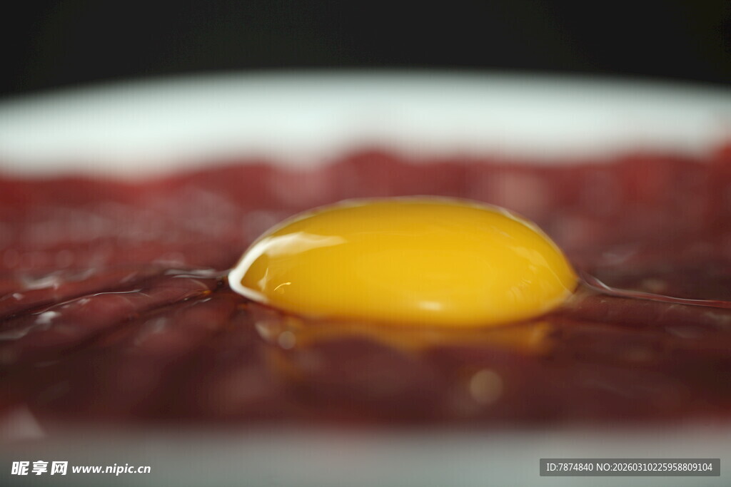 生牛肉上的新鲜蛋黄
