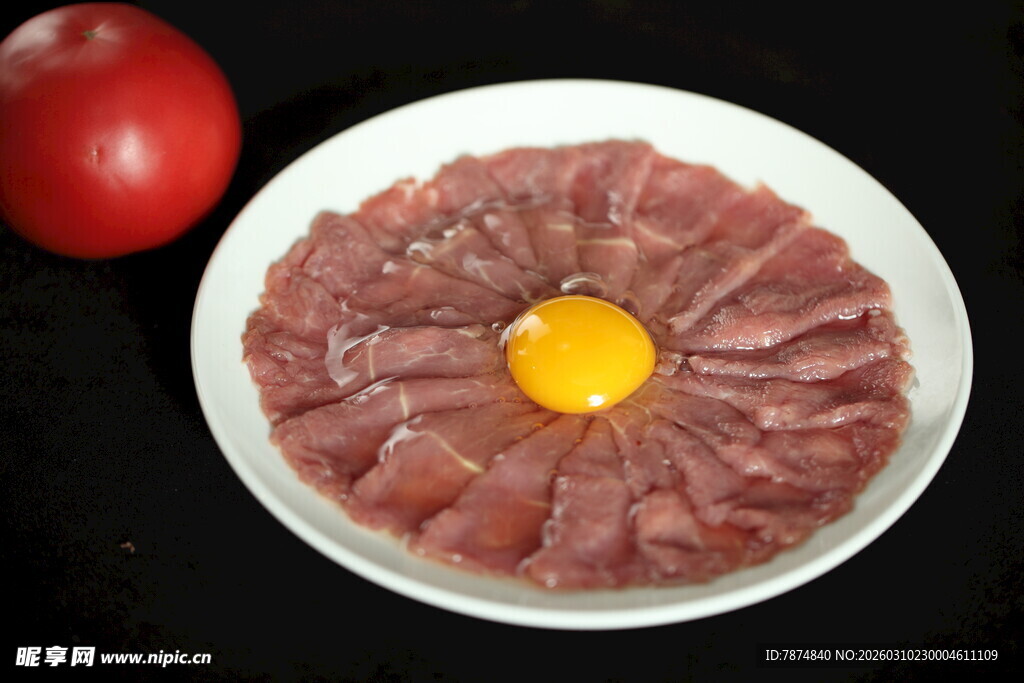 生肉片配蛋黄与番茄摆盘