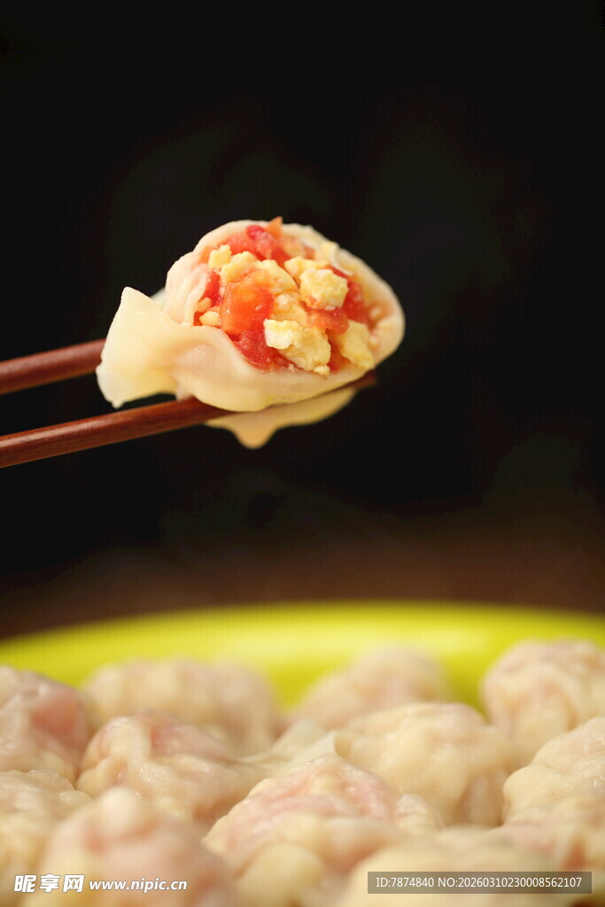 筷子夹起的美味虾肉丸子