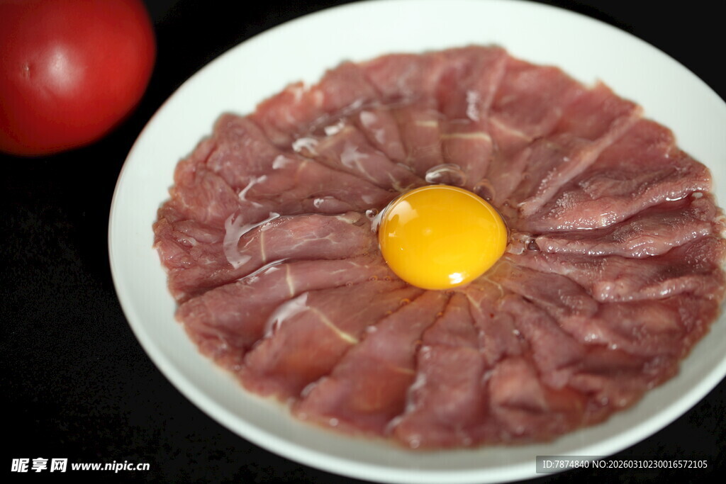 生肉片配蛋黄摆盘