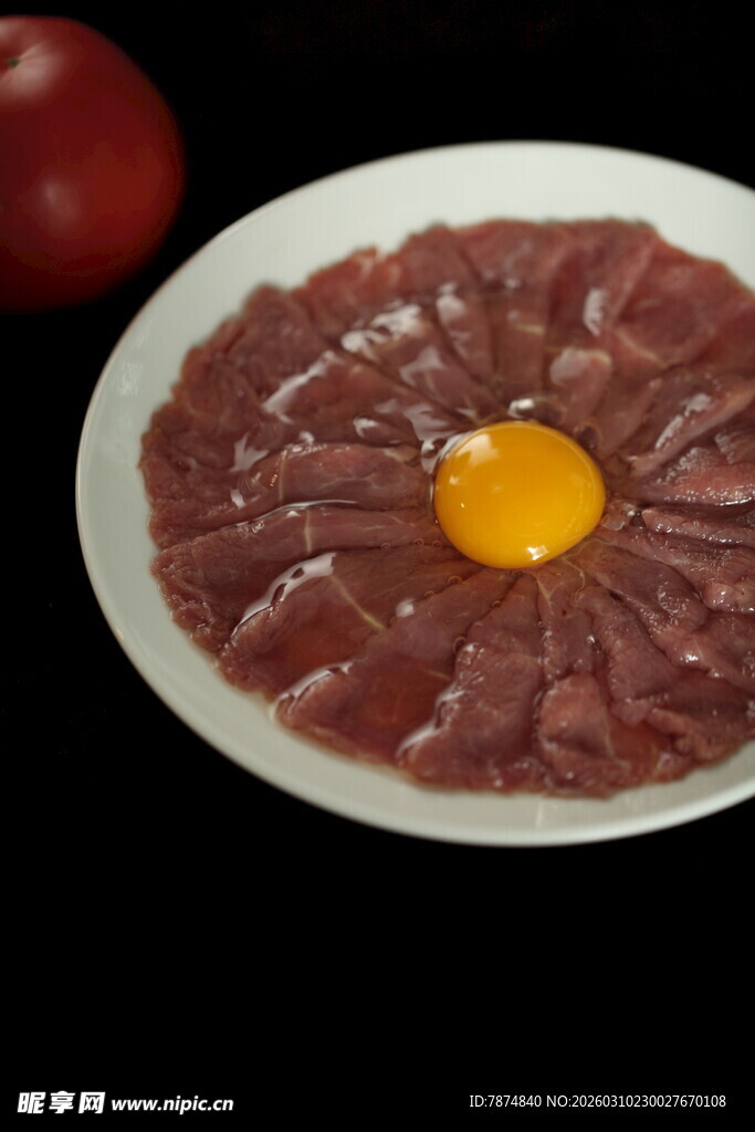 生牛肉配蛋黄摆盘