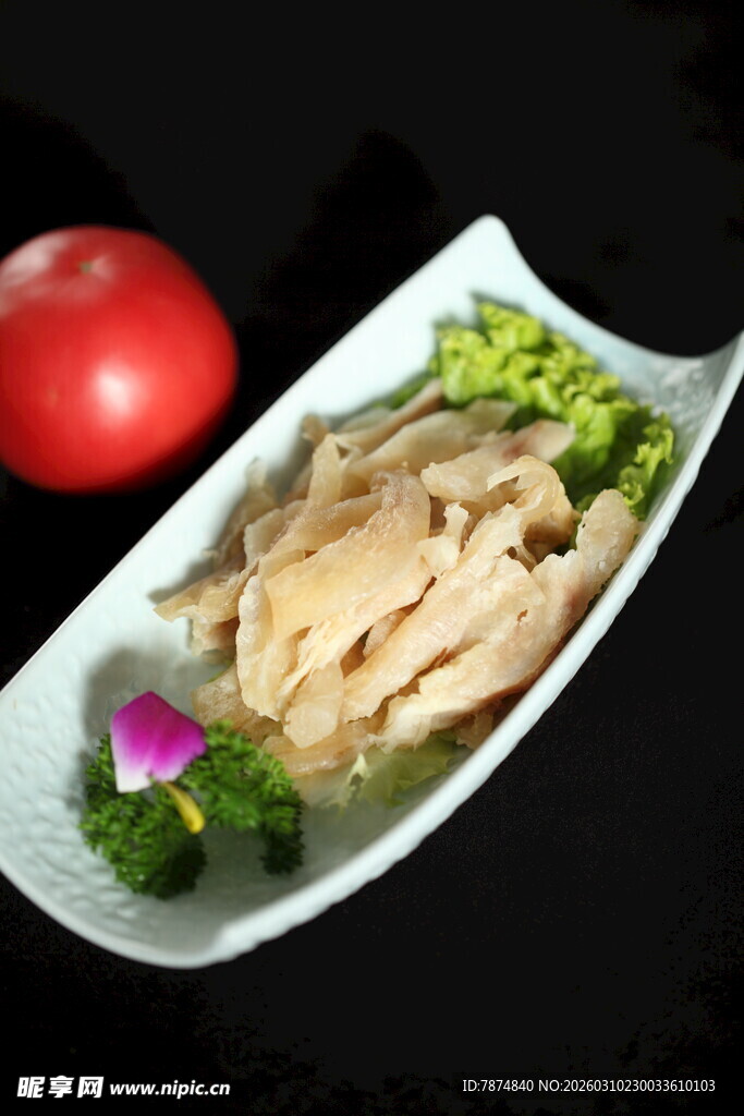 白切鸡肉搭配蔬菜摆盘