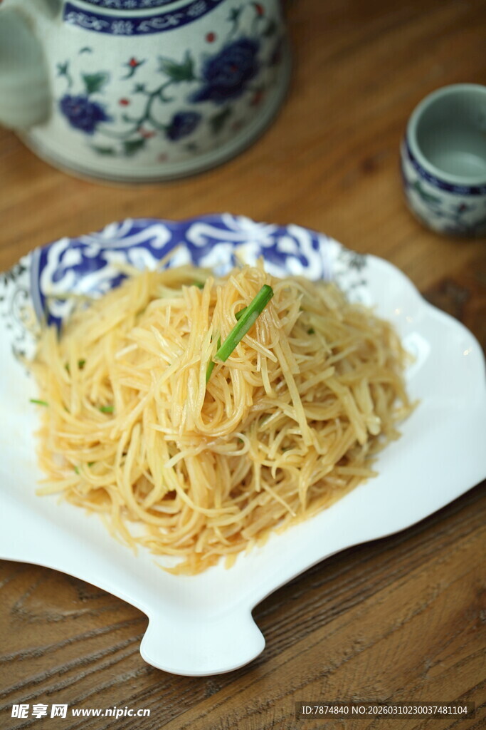 美味炒面摆于中式餐具旁