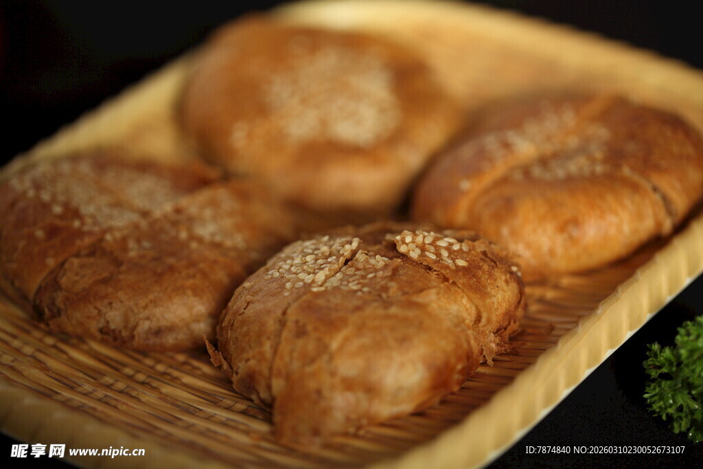 木制托盘上的美味烘焙面包