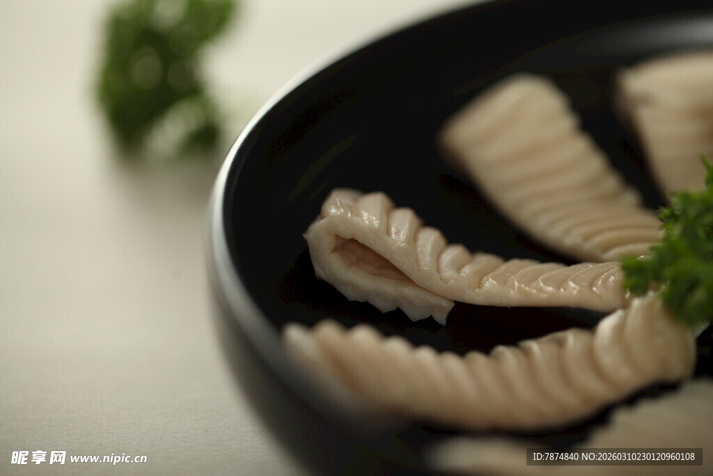 黑碗中的精致腰花