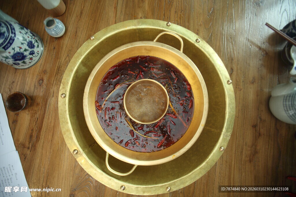 金色容器内的神秘液体